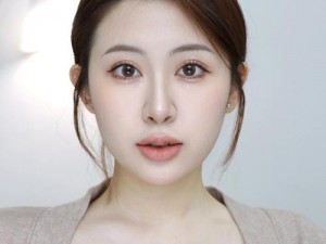 玉女桃花轻蜜粉定妆 如何巧用玉女桃花轻蜜粉定妆，打造清透持久妆容？